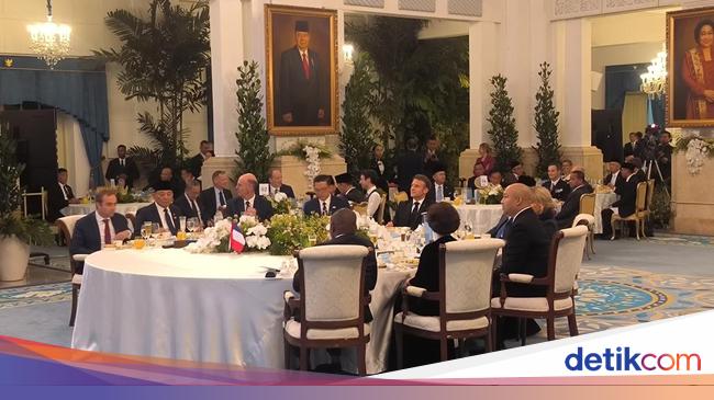 Momen Prabowo Dinner Diapit Macron dan Brigitte di Istana, Ada Didit