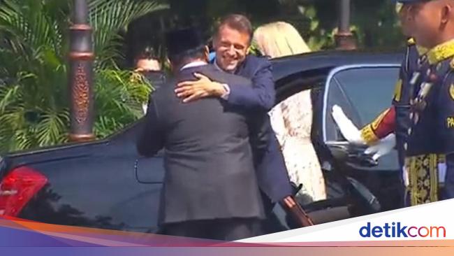 Pelukan Hangat Prabowo Sambut Macron di Istana Merdeka