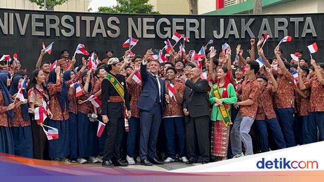 Tiba di UNJ, Presiden Macron Ajak Siswa-Mahasiswa Berswafoto