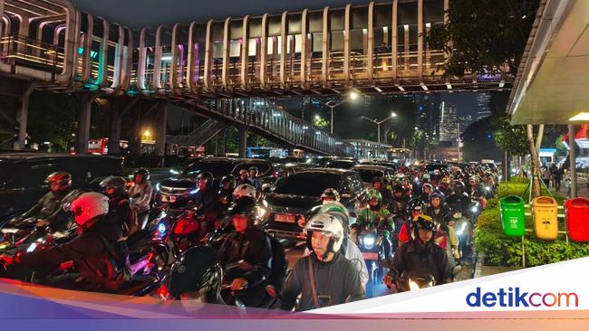 Jalan Sudirman Jaksel Masih Macet Parah Sejak Sore, Begini Kondisinya