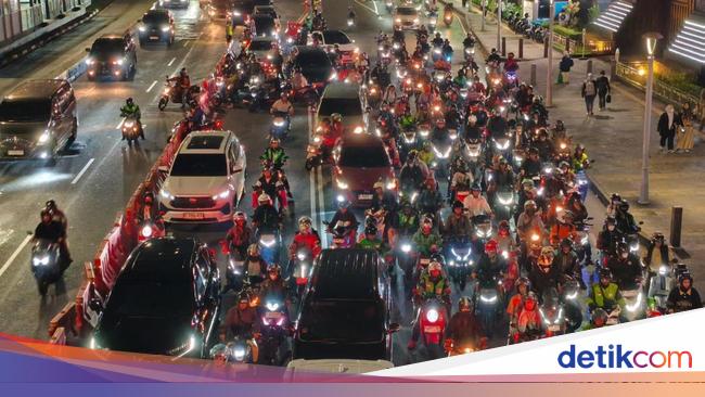 Keluh Ojol Capek Kena Macet di Sudirman: Dari Terang Sampai Gelap