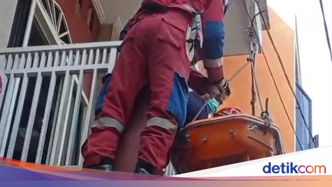 Aksi Damkar Evakuasi Warga Sakit dari Lantai 2 Rumah di Koja Jakut