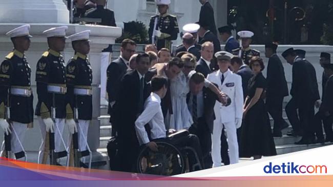 Delegasi Prancis Tiba-tiba Jatuh saat Sambutan Kenegaraan Macron di Istana