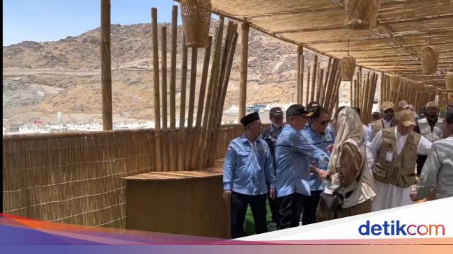 Karya Pria Cianjur Beri Suasana Khas Indonesia di Tenda Mabit Jemaah Haji