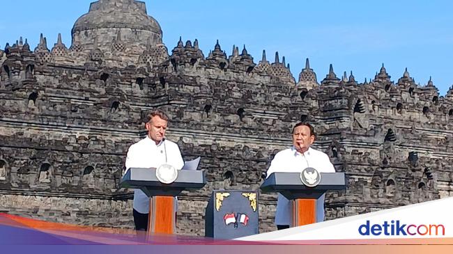Macron Terkesan Lihat Borobudur, Sempat Coba Sentuh Patung Buddha di Stupa