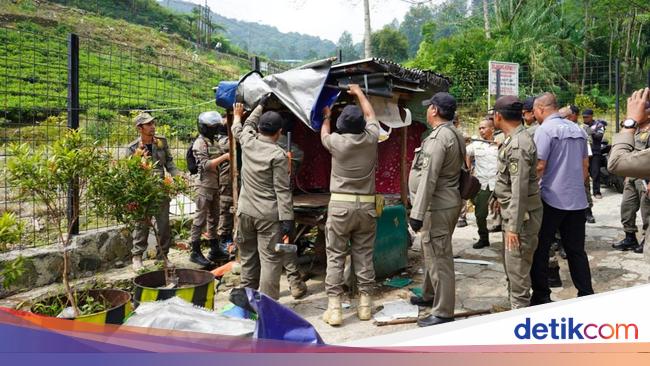 Satpol PP Bongkar 13 Warung Liar-Lapak Calo Vila di Puncak Bogor