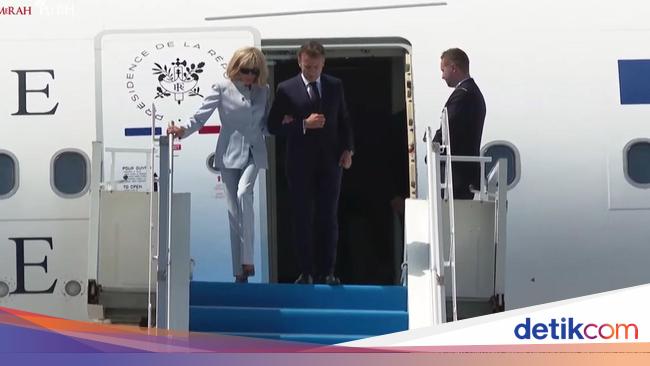 Tiba di Bandara YIA, Macron dan Brigitte Bergandengan Tangan Turun dari Pesawat