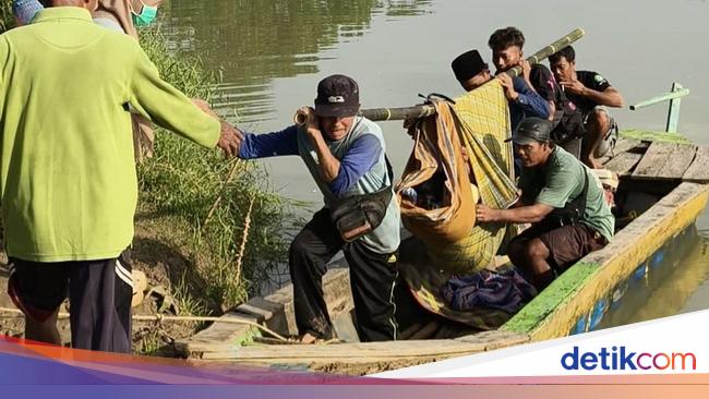 Miris, Wanita di Pandeglang Ditandu-Naik Perahu Saat Hendak Melahirkan