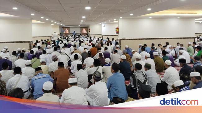 Jemaah RI Khusyuk Salat Jumat Berjemaah di Hotel Jelang Puncak Haji