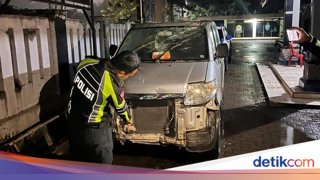 Sopir Tak Konsentrasi, Mobil Siaga Desa di Bogor Tabrak Ruko hingga Ringsek