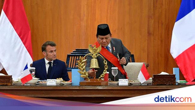 Momen Macron Makan Bareng Taruna Akmil, Dimulai Saat Prabowo Pukul Lonceng