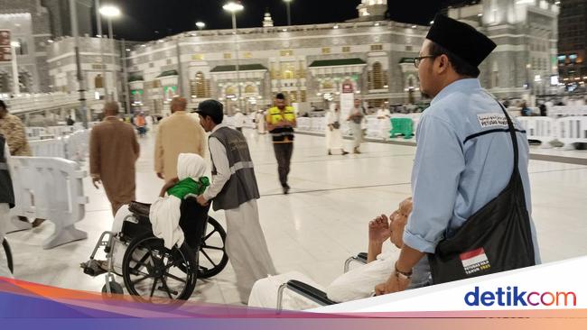 Saat Petugas Haji Jadi Penyambung Asa Jemaah Lansia di Tanah Suci