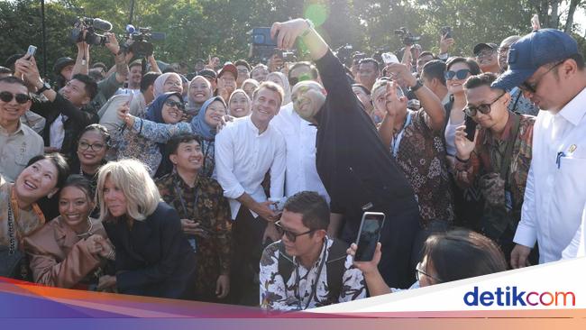 Akrab! Prabowo, Macron, dan Didit Selfie Bareng Wartawan di Candi Borobudur