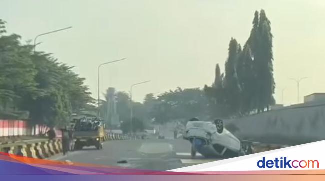 Mobil Terbalik di Exit Tol Sentul Utara, 2 Orang Luka-luka