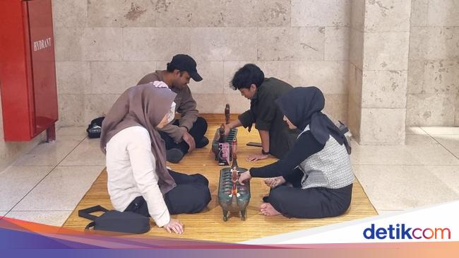 Pengunjung TMII Nostalgia Bermain Dakon, Berharap Pengelola Sediakan Egrang