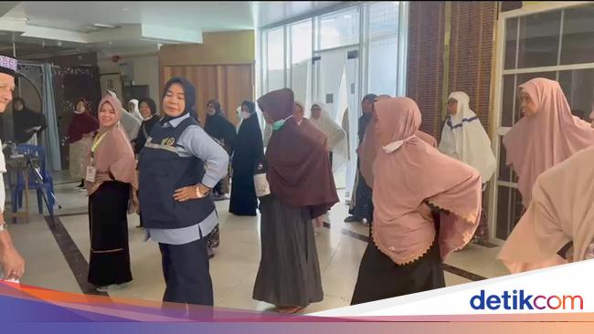 Semangat Jemaah Haji Lansia Ikut Senam Meski Sebagian Tubuh Terdampak Stroke