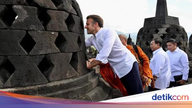 Kala Tangan Macron Menggapai Patung Buddha di Stupa Candi Borobudur