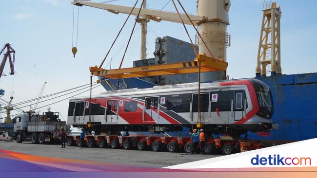 KRL Buatan China dan Madiun Siap Beroperasi