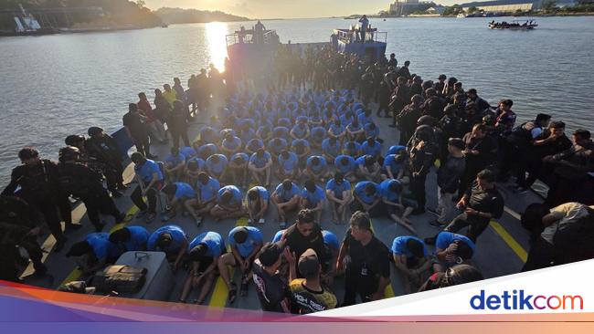 100 Napi High Risk Cuma Bisa Menunduk Saat Diangkut ke Nusakambangan