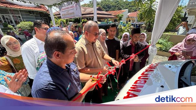 Andre Rosiade Serahkan Bantuan Ambulans ke Masjid Al Iman di Padang