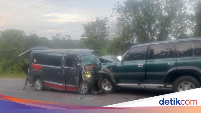 Potret Land Cruiser dan Ambulans Ringsek Usai Tabrakan 'Adu Banteng' di Riau
