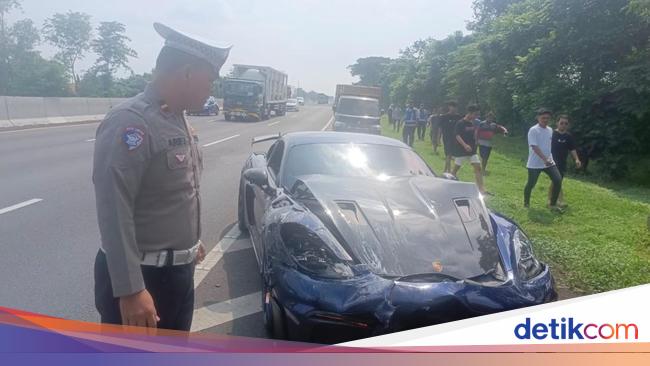 Porsche Berkecepatan Tinggi Tabrak Rush hingga Terbalik di Tol Sidoarjo