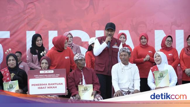 Momen Gus Ipul Sapa Lansia Peserta Isbat Nikah di Jember