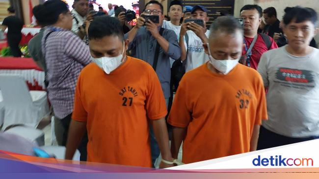 Penampakan 2 Tersangka Longsor Maut Gunung Kuda Cirebon Kini Berbaju Tahanan