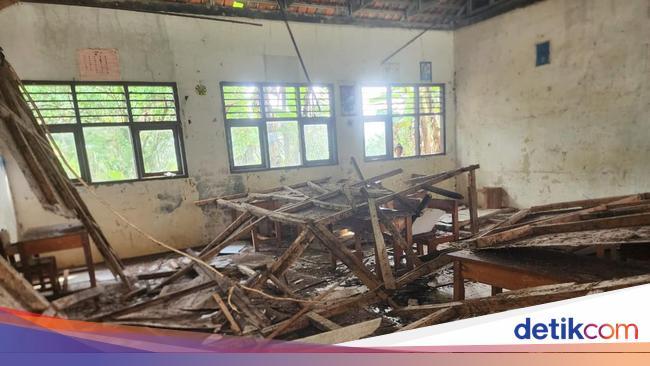 Atap Ruang Kelas SDN 3 Cikayas Pandeglang Ambruk karena Cuaca Ekstrem