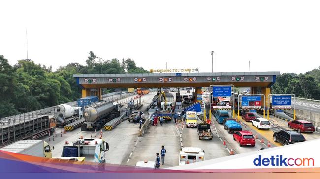 Tiga Gardu Gerbang Tol Ciawi 2 Rusak Parah, Ditabrak Truk!