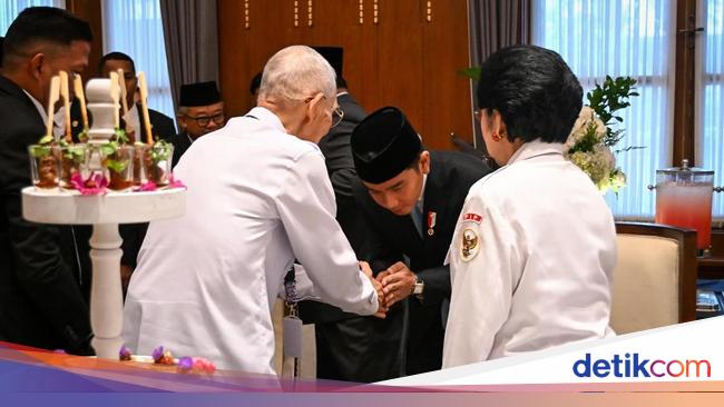 Gibran Membungkuk Salaman dengan Try Sutrisno di Hari Pancasila
