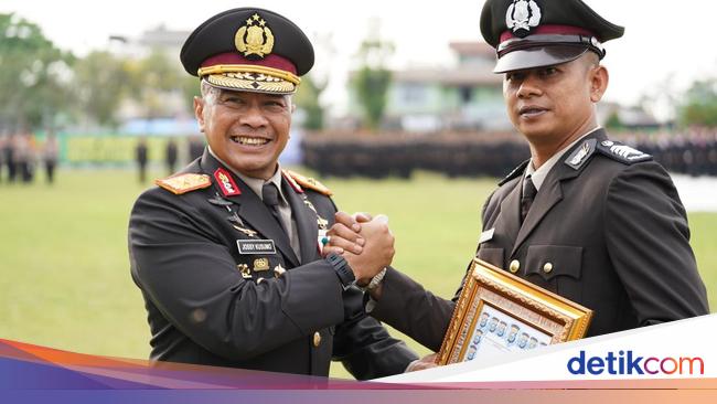 Polda Riau Beri Penghargaan Bripka Agus yang Bekuk Maling Sambil Bonceng Anak