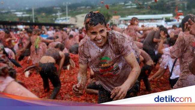 Semangatnya Wisatawan Kolombia Ikut Perang Tomat