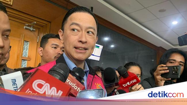 Tom Lembong Bakal Tulis Tangan Pleidoinya Usai Ipad dan MacBook Disita