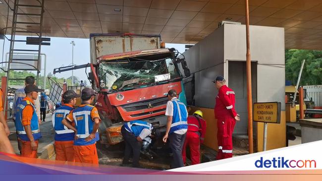 Polisi Ungkap Truk Tabrak Pembatas Gate Tol Ciawi 2 Kelebihan Muatan