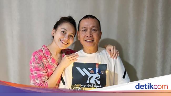 Kejutan Spesial dari Ayah Ojak untuk Ultah Ayu Ting Ting ke-33