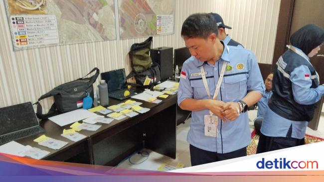 Petugas hingga Dirjen Haji Sortir-Percepat Pembagian Kartu Nusuk Jemaah RI