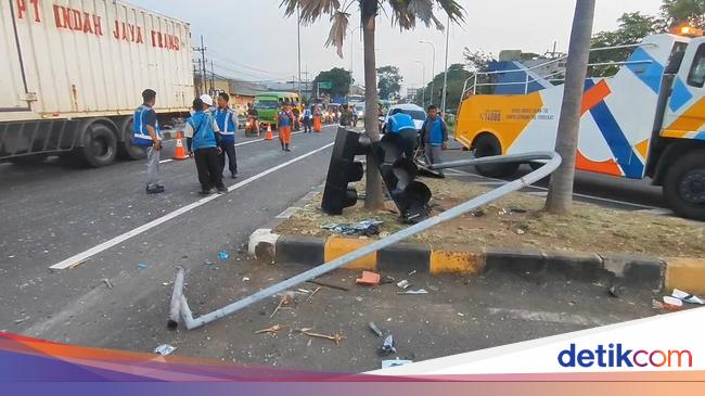 Truk Seruduk 7 Kendaraan di Lampu Merah Pasuruan, 2 Orang Tewas