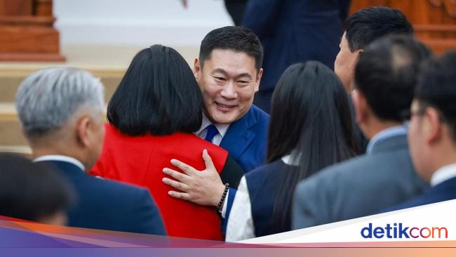 Didemo Gara-gara Gaya Hidup Mewah Anak, PM Mongolia Mundur