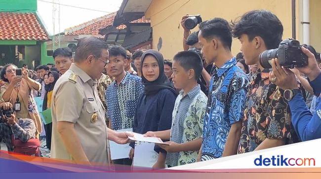 Pramono Bagikan 827 Ijazah Siswa SD-SMA Jakarta yang Tertahan gegara Biaya