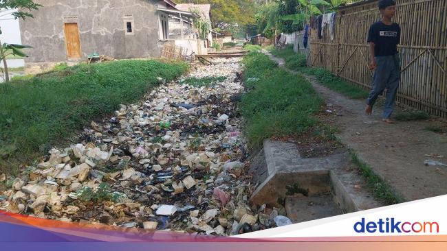 Jorok! Irigasi Sepanjang 1 Km di Serang Dipenuhi Sampah