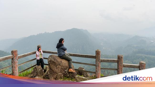 Wisatawan Menikmati Pesona Alam Tebing Keraton Bandung