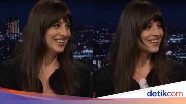 Dakota Johnson Pakai Tisu Tutupi Dada Gegara Wardrobe Malfunction