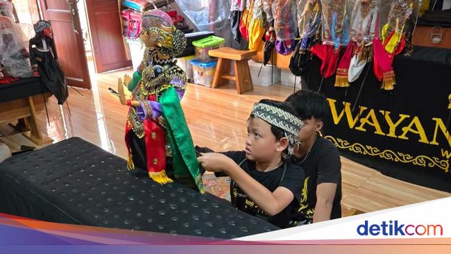 Pertunjukan Memukau Dalang Cilik John Ismail Ajen