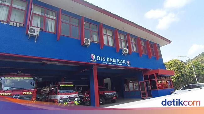 Teror Ulat Bulu Serang Markas Damkar Bandung, Petugas Gatal-Gatal