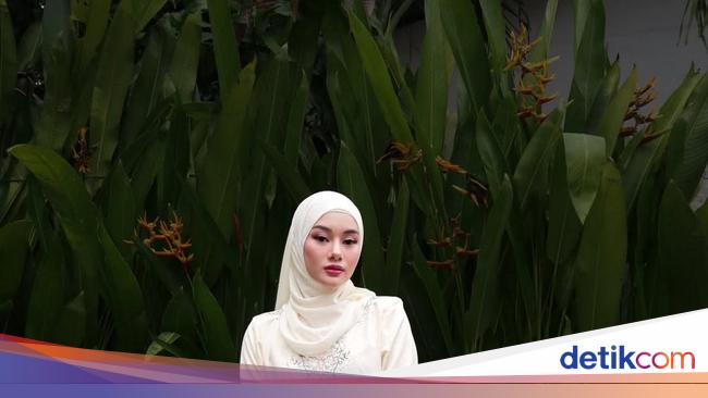 7 Inspirasi Outfit Salat Idul Adha 2025 dari Selebriti, Simple Tapi Cantik