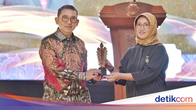Fadli Zon Terima Anugerah Praba Nawasena Budaya dari PUI Javanologi UNS