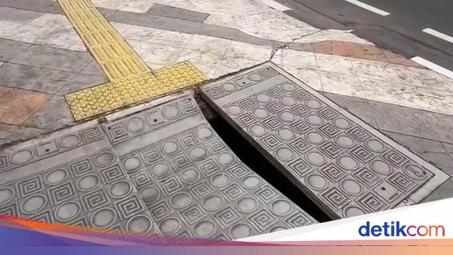 Penutup Gorong-gorong Trotoar di Margonda Depok Terbuka, Warga: Takut Jeblos