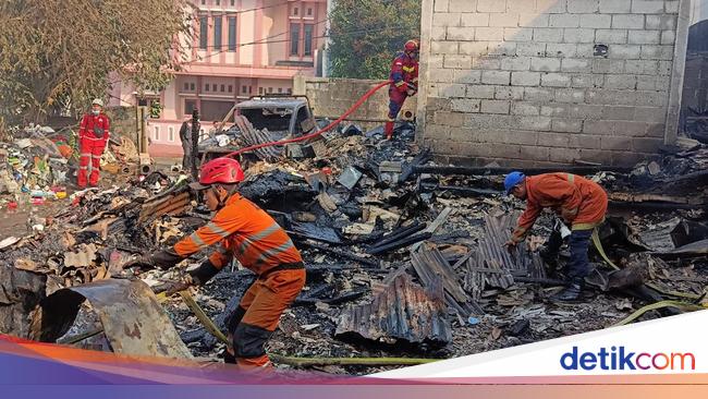 Rumah Warga di Bogor Terbakar gegara Bakar Sampah, Mobil-Motor Ikut Dilalap