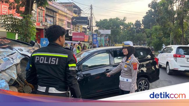 Korban Tewas Kecelakaan Mobil di Bogor Sempat Terpental 15 Meter